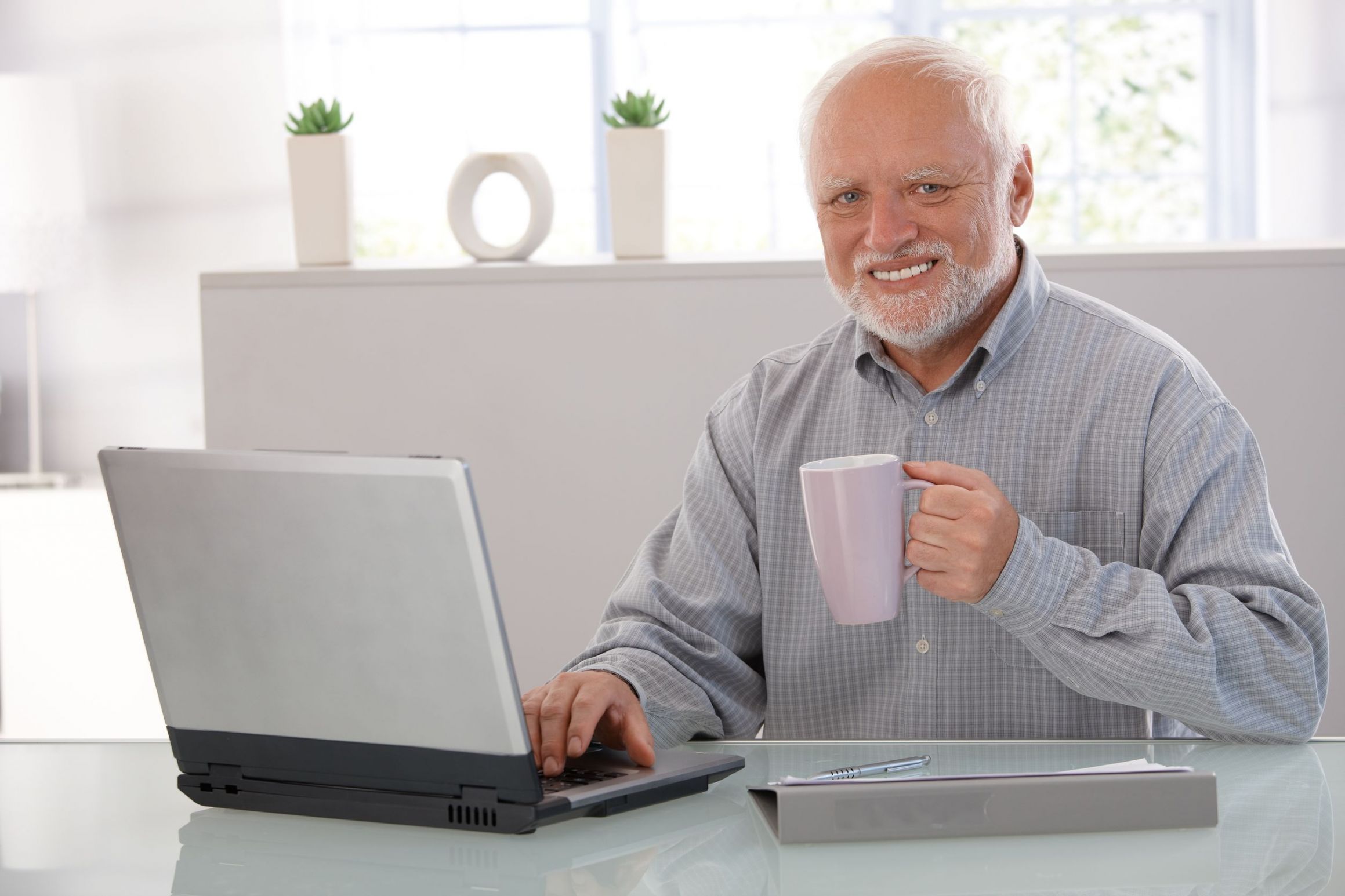 Hide the pain harold photo holding a mug in his hand givng a fake smile
